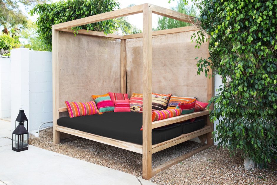 Уличная кровать для дачи
