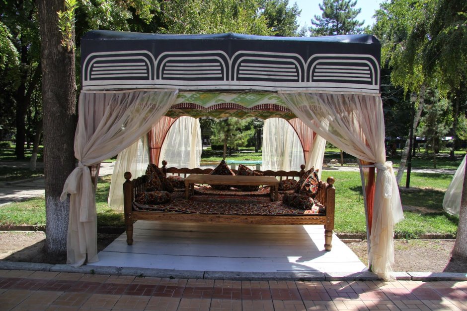 Топчан с навесом