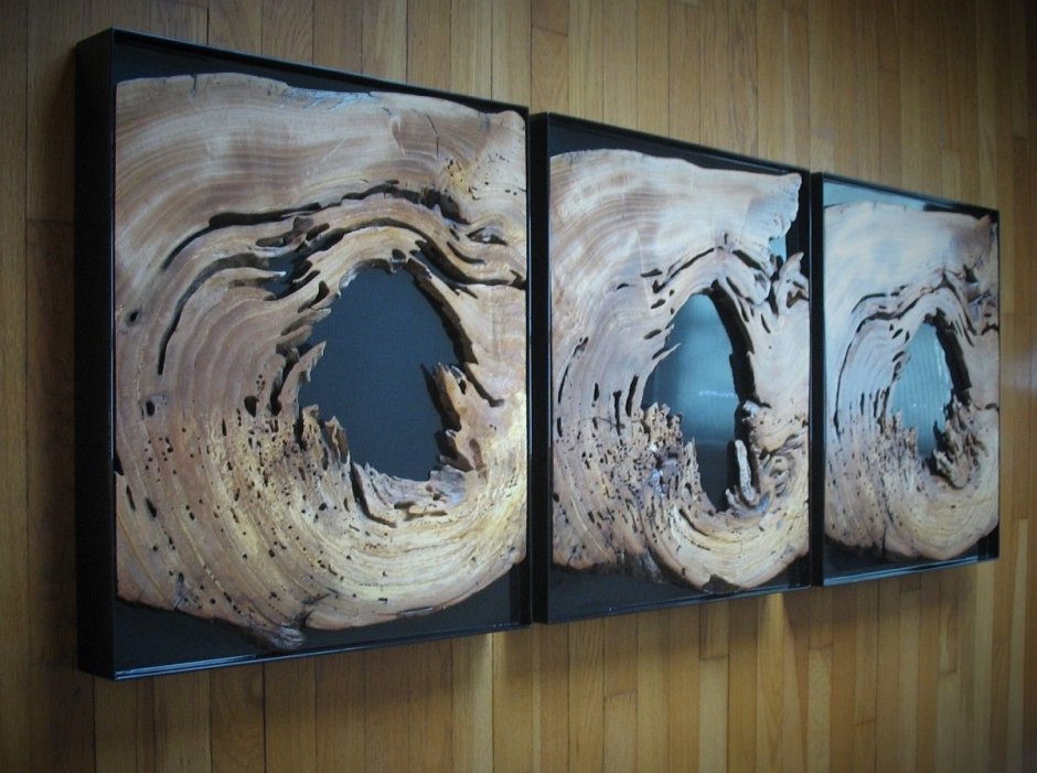 Зеркало в деревянной рамке