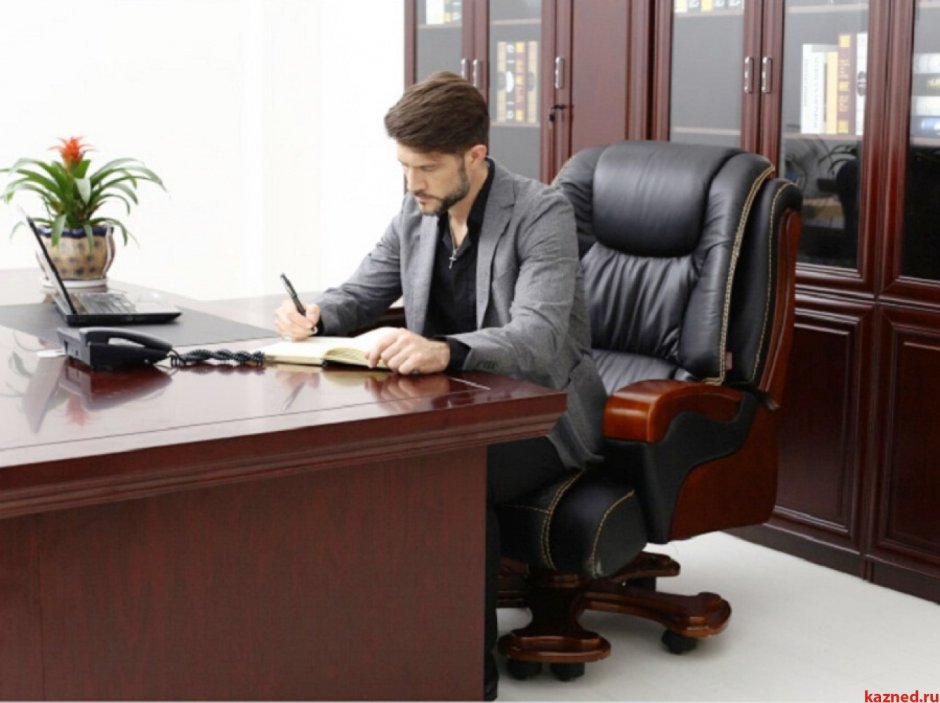 Мужчина в кабинете