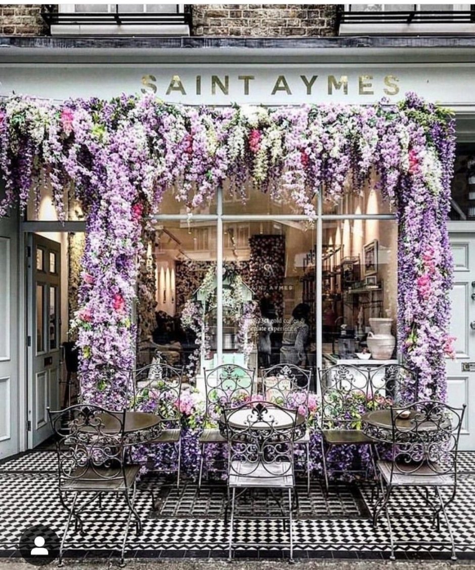 Красивая витрина цветочного магазина