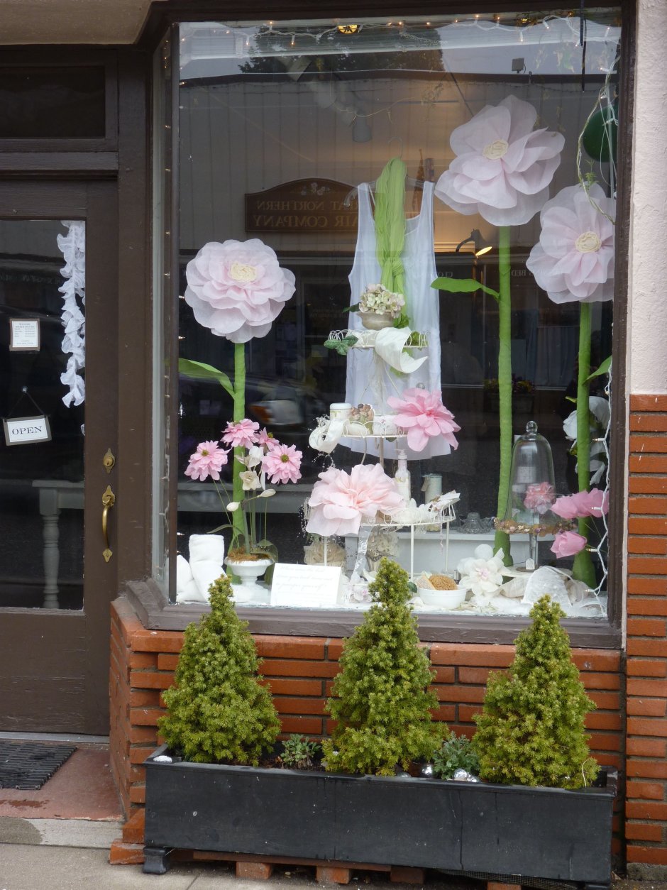 Декор окна в цветочном магазине