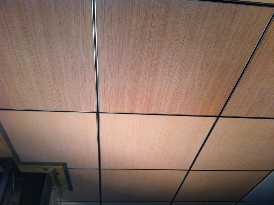 Потолок Армстронг под дерево