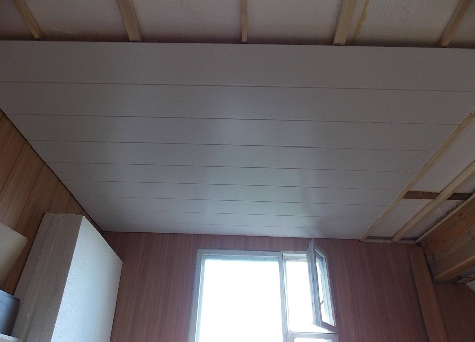 Отделка потолка МДФ панелями