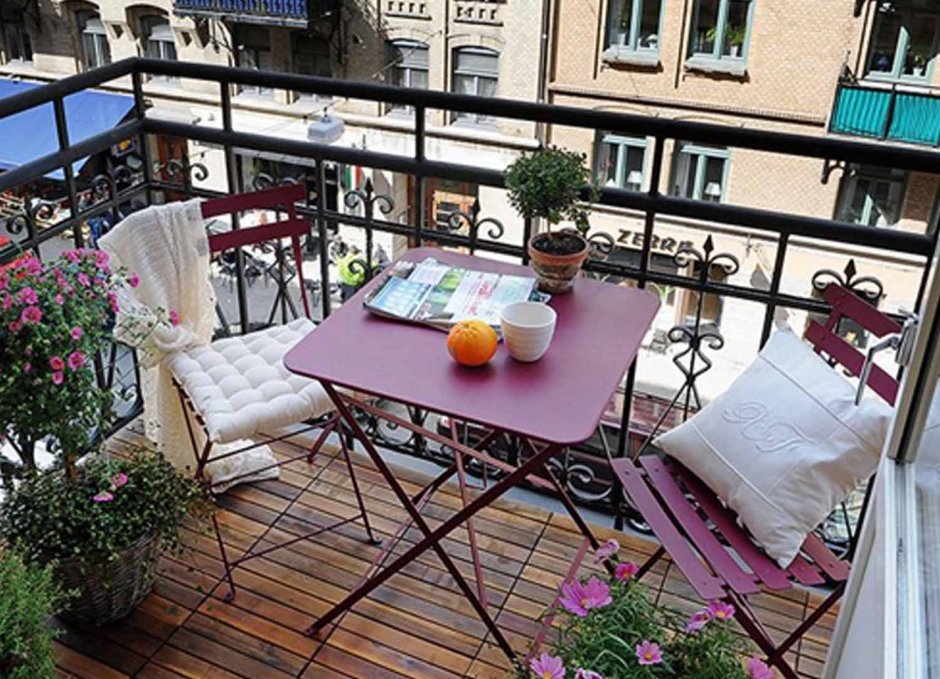 Красивый открытый балкон