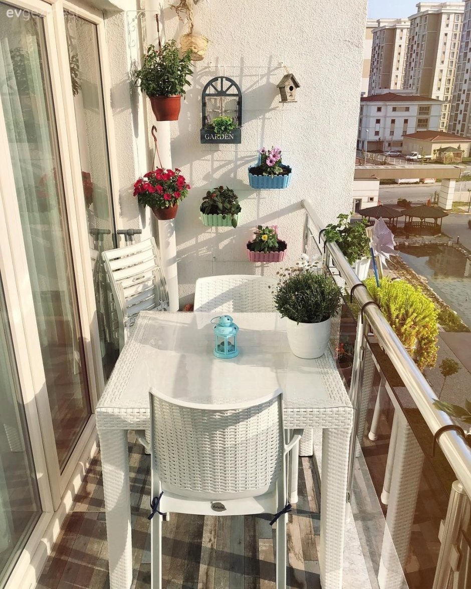 Украшение открытого балкона