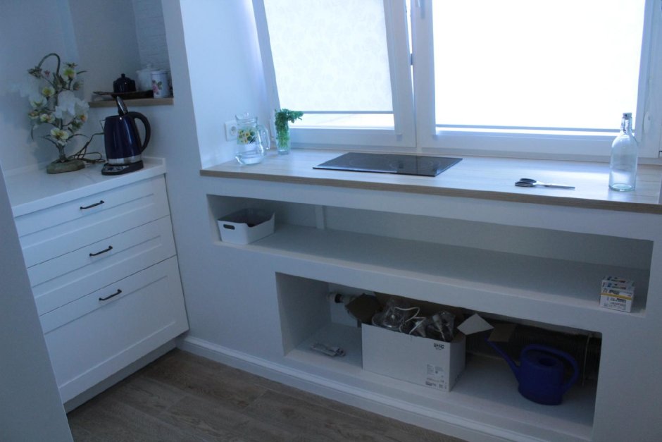 Стеллаж под подоконником