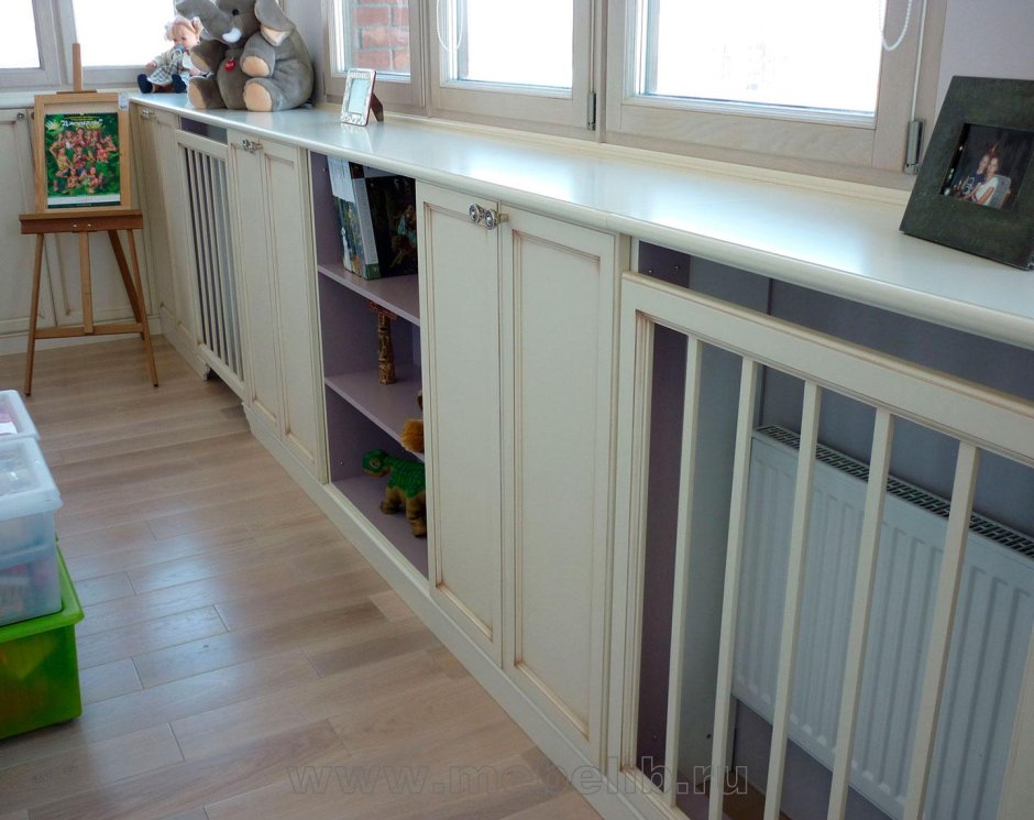 Шкаф под подоконником на балконе