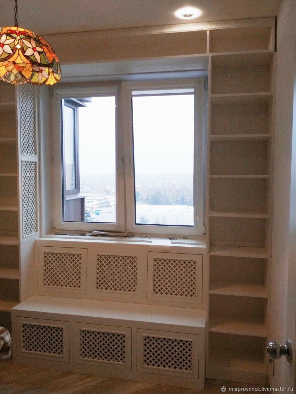 Шкафы возле окна