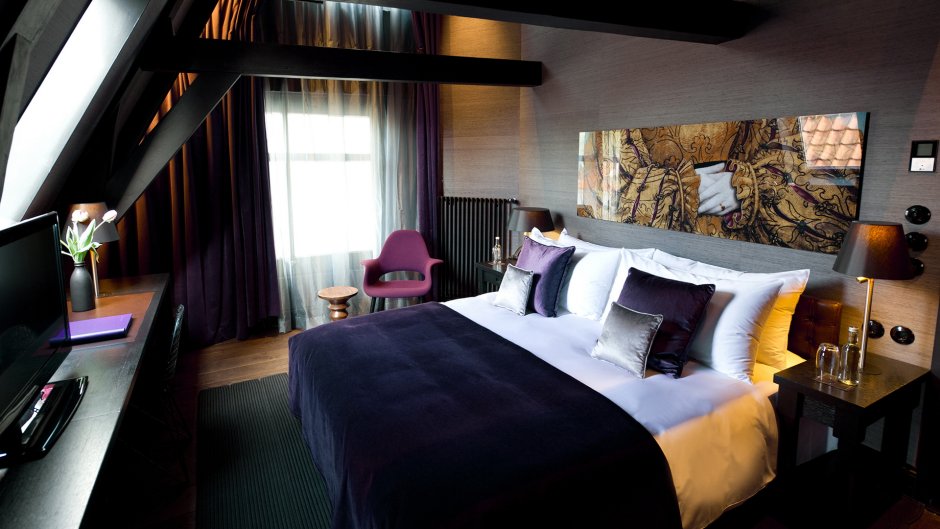 Большая спальня с большой кроватью