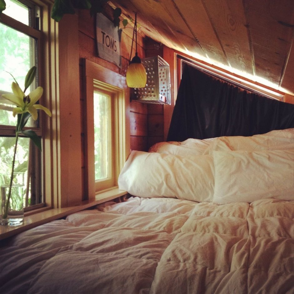 Уютная кровать с подушками