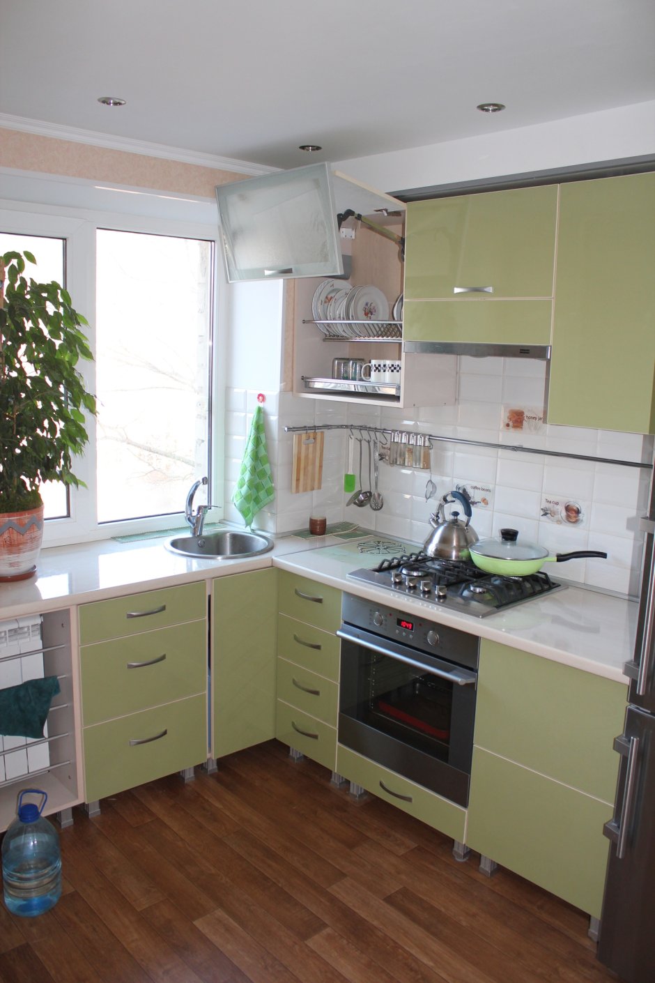 Кухонный гарнитур с мойкой у окна в хрущевке