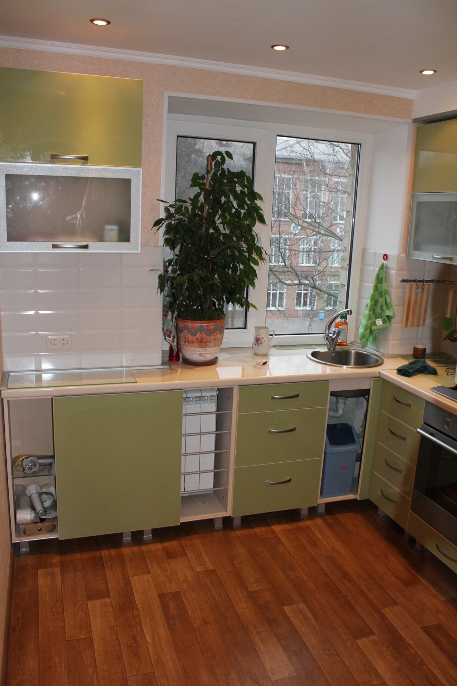 Кухня с мойкой у окна в хрущевке