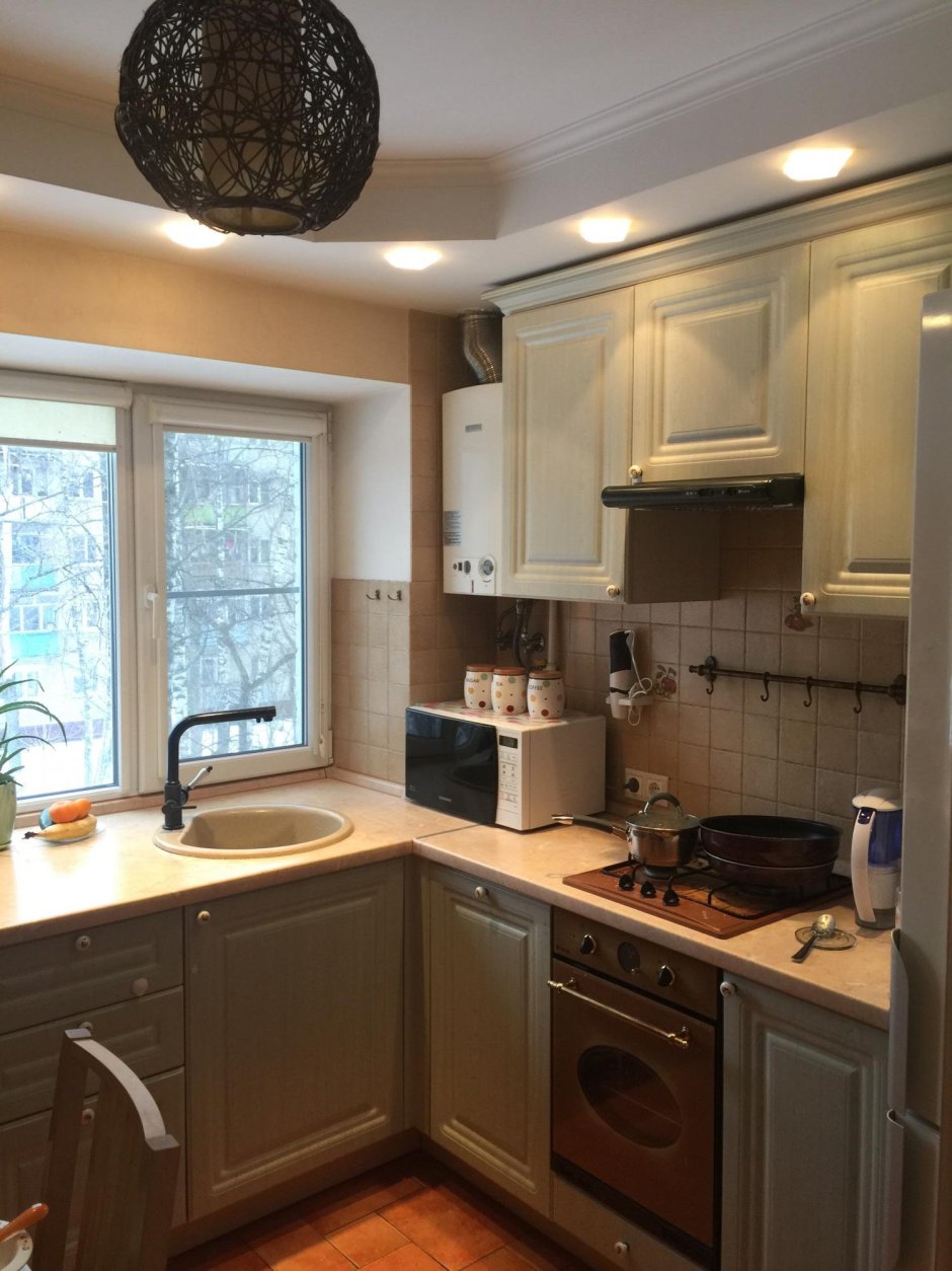 Кухня с мойкой у окна в квартире