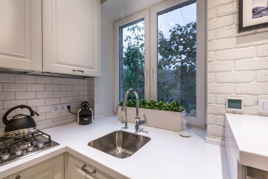 Кухня с мойкой у окна в хрущевке