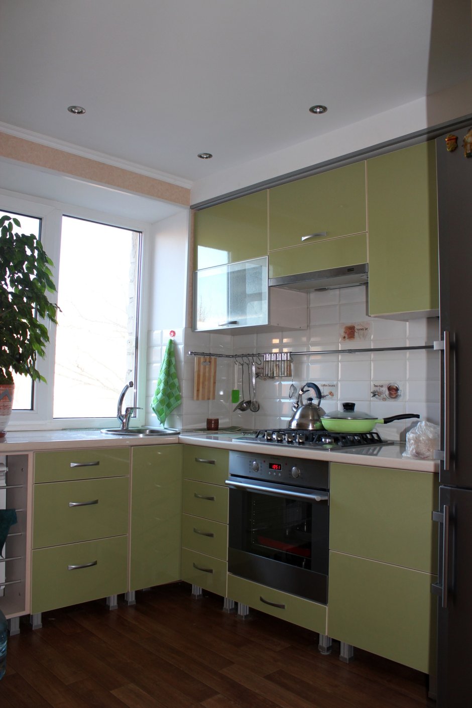 Угловая кухня под окном в хрущевке