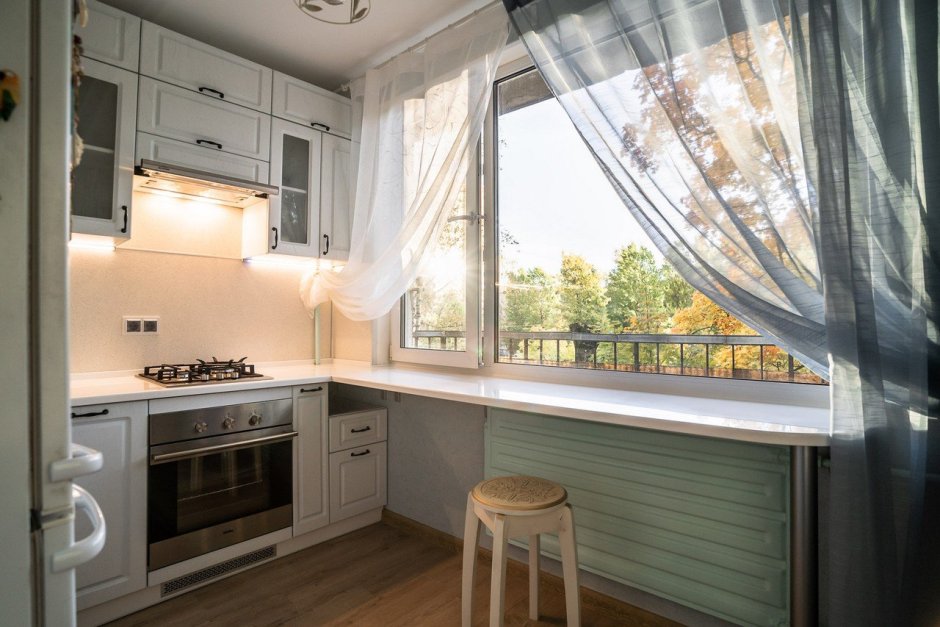 Кухня с окном сбоку