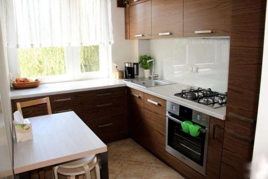 Планировка маленькой кухни с окном