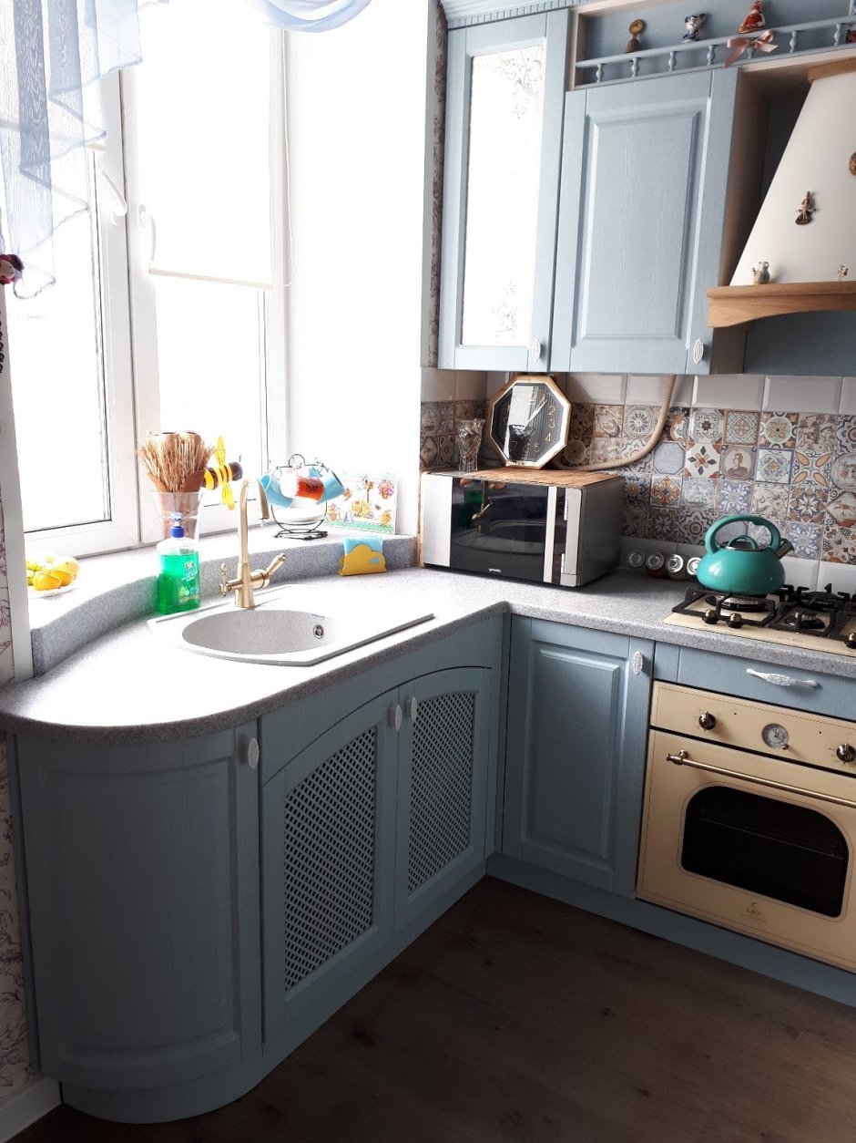 Раковина у окна на кухне в хрущевке