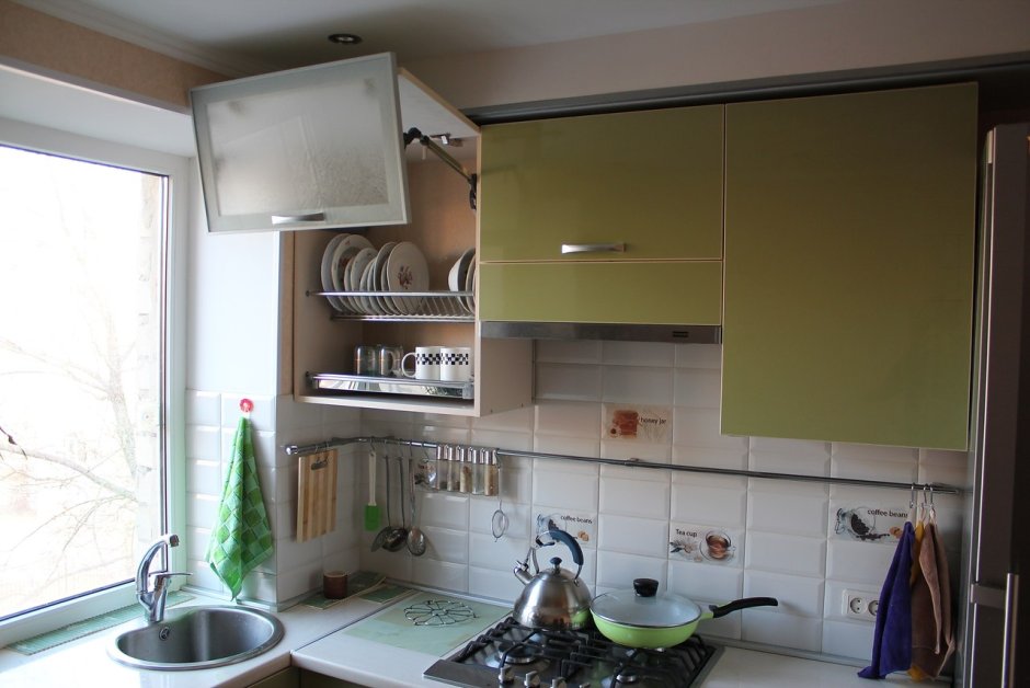 Кухня с мойкой у окна в хрущевке