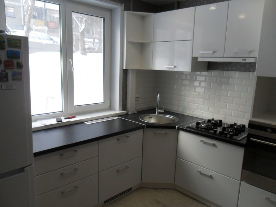 Маленьлаякухня с мойкой у окна