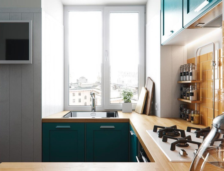 Раковина у окна на кухне