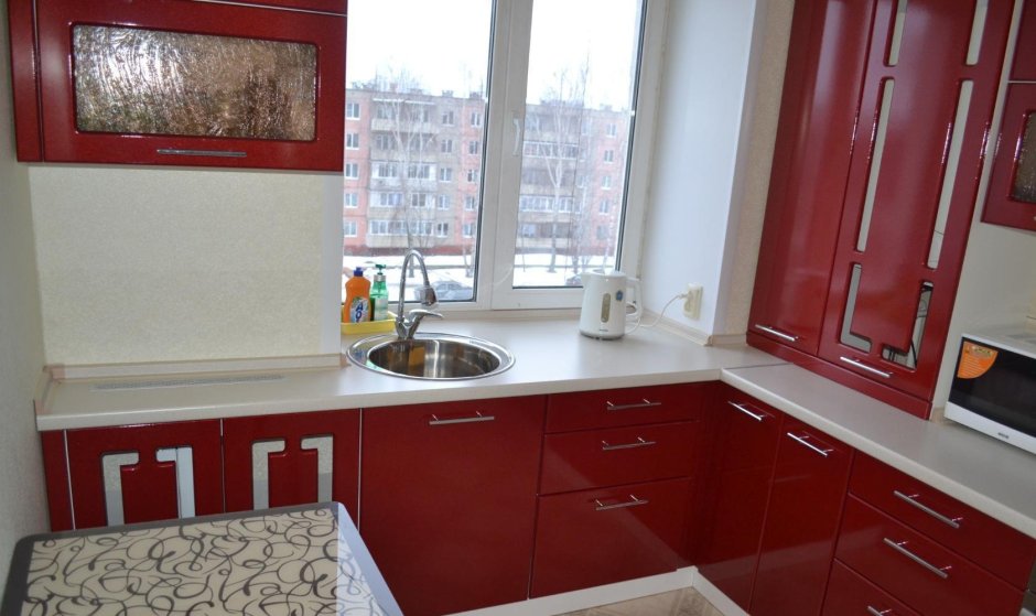 Интерьер красной кухни в хрущевке