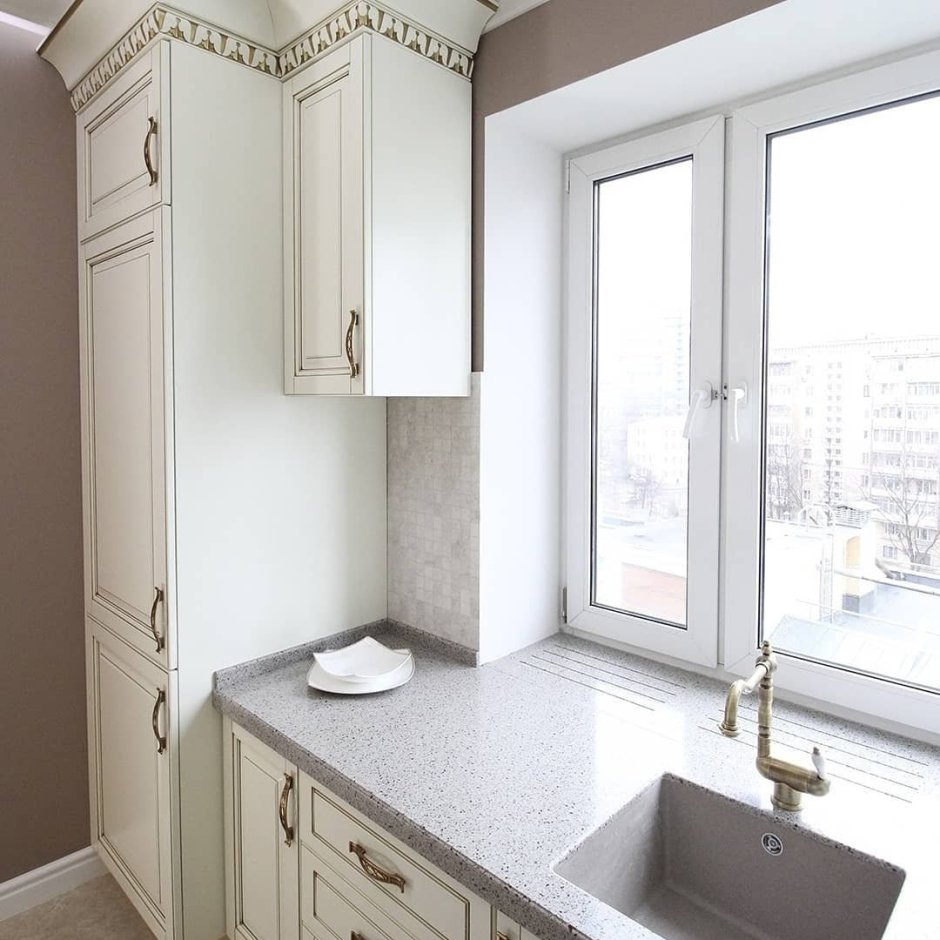 Раковина у окна на кухне