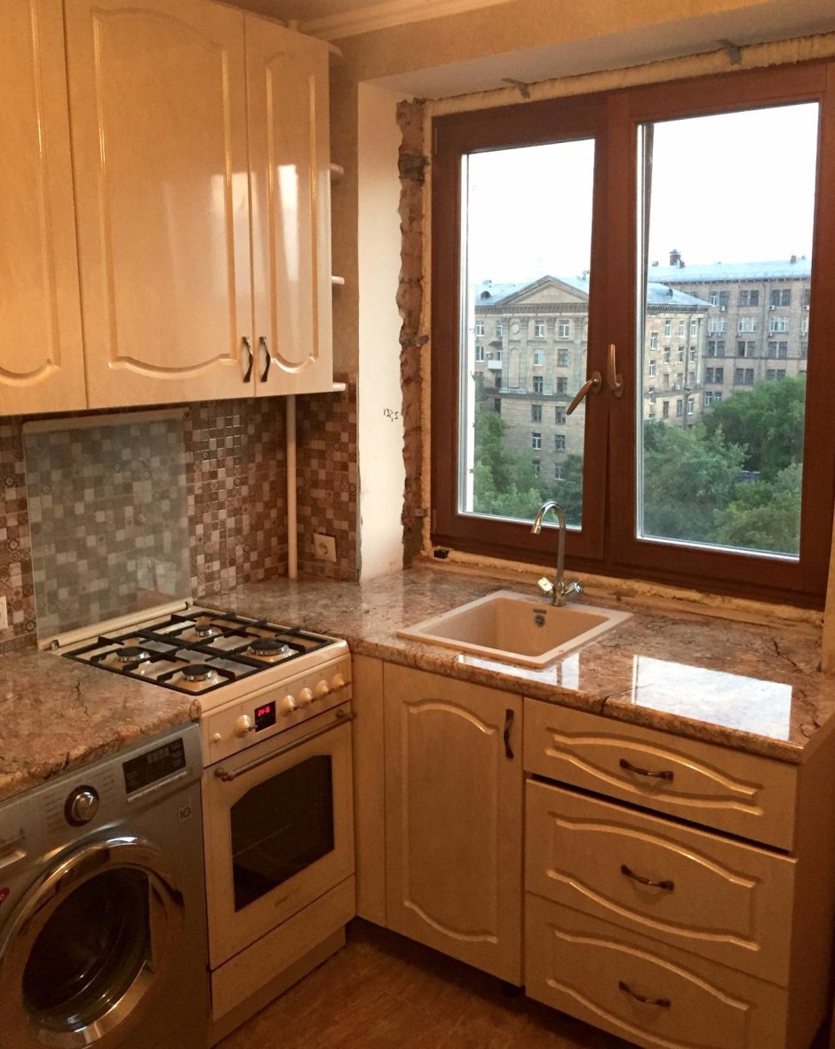 Маленькая кухня с мойкой у окна