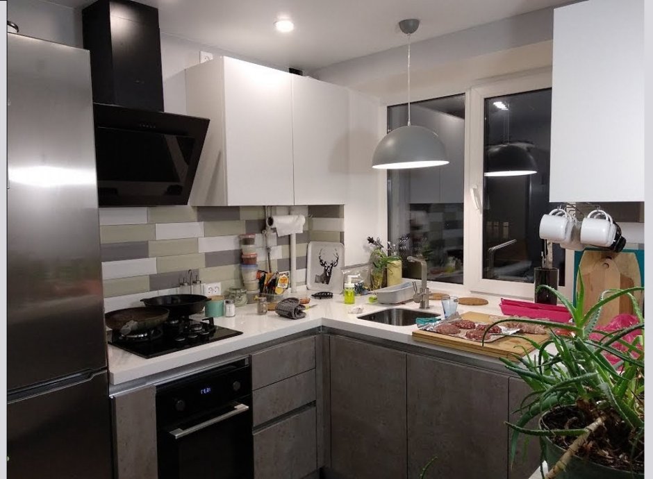 Кухня с мойкой у окна в хрущевке