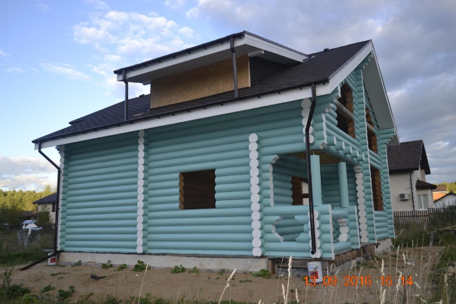 Срубовой дом крашенный серый