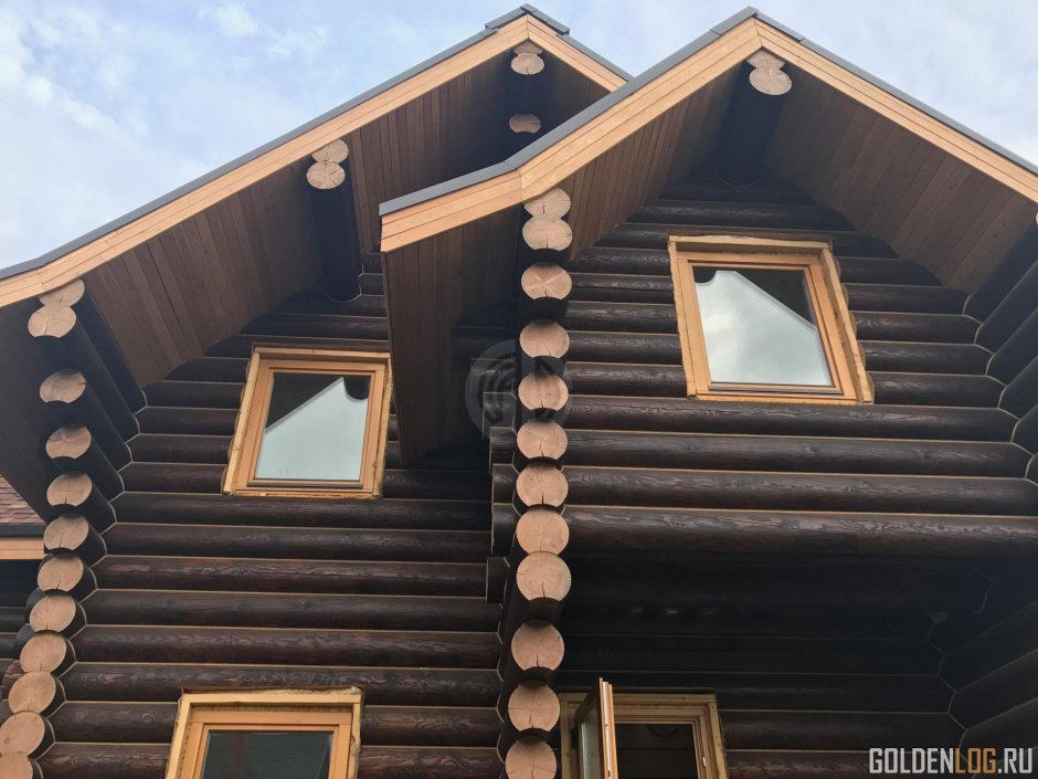 Коричневый бревенчатый дом
