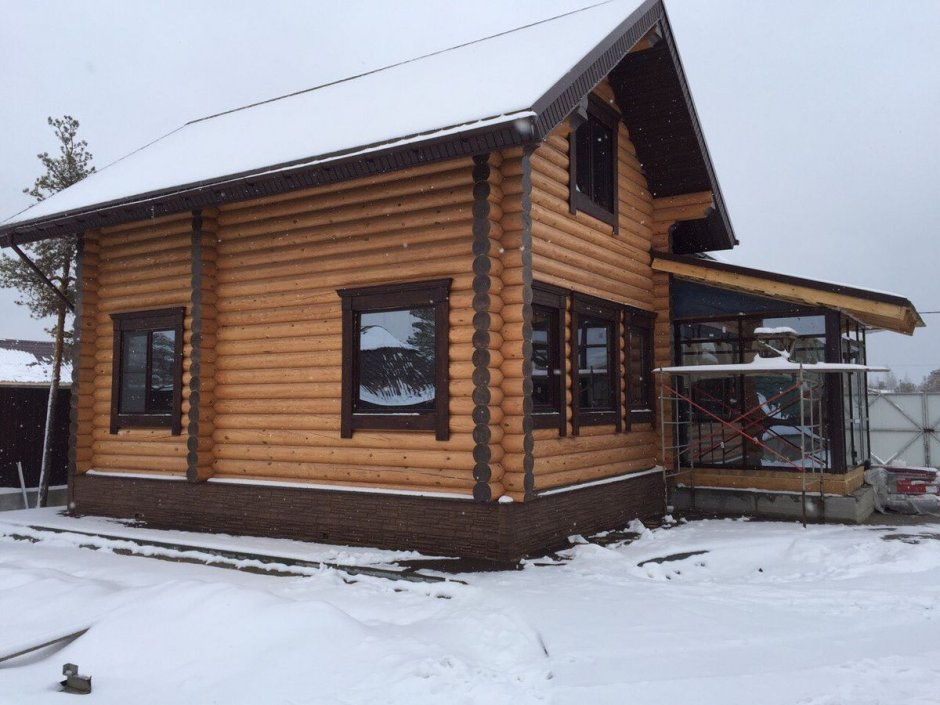 Покраска дома из бревна