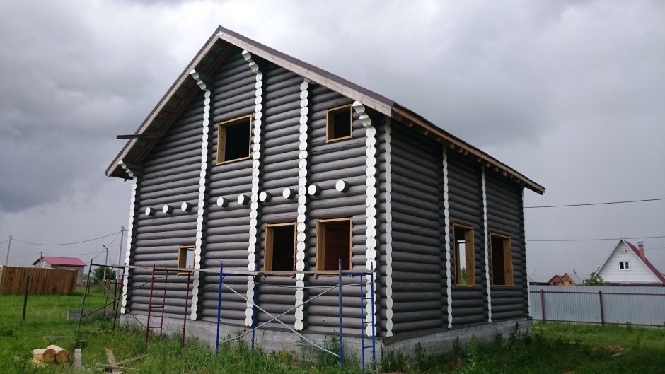 Серый бревенчатый дом