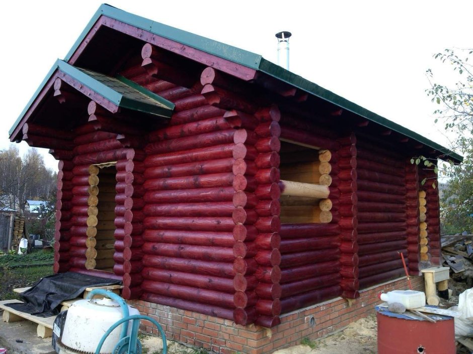 Крашеный сруб бани