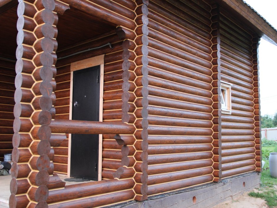 Покрашенный сруб