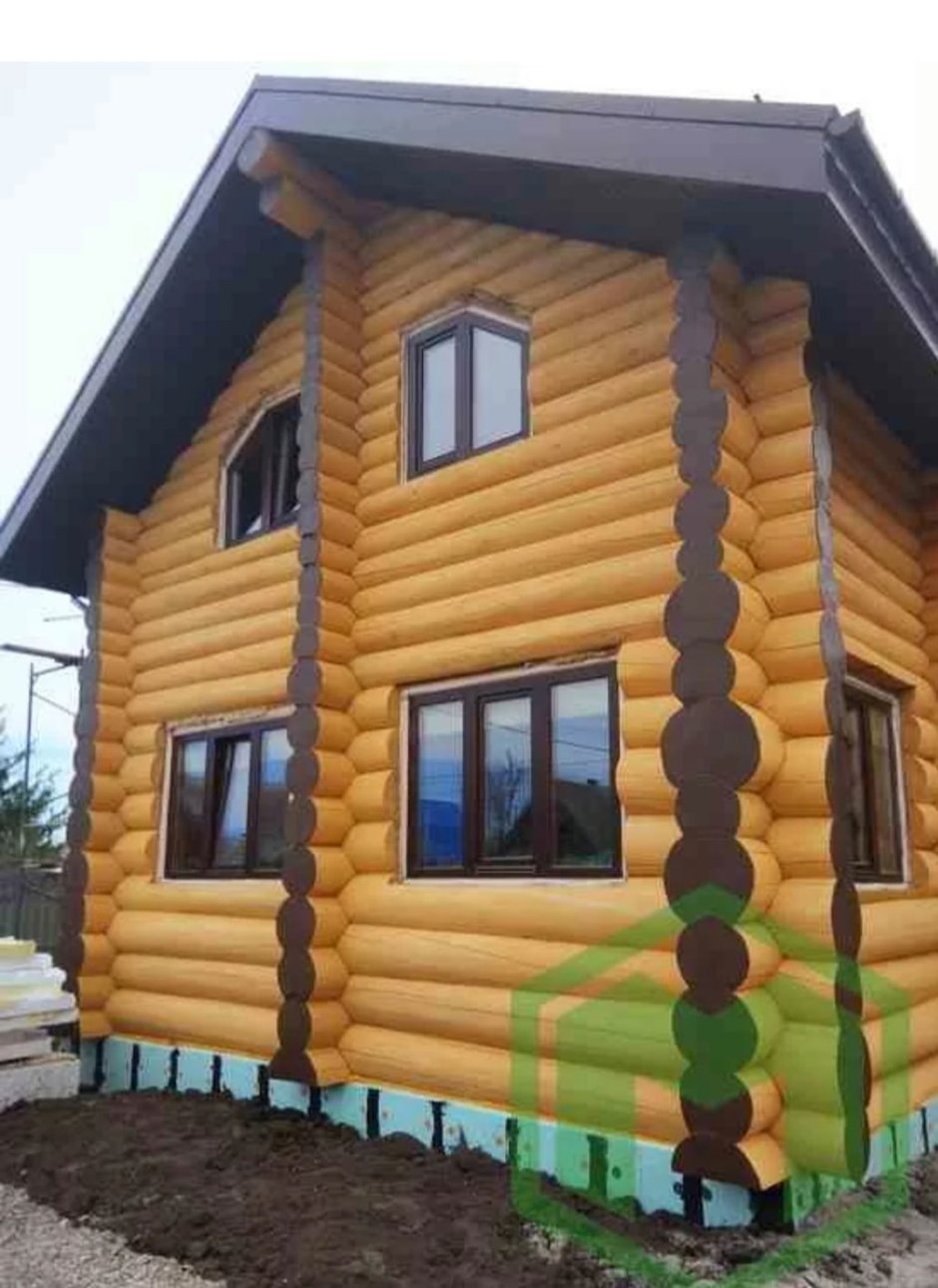 Крашеный бревенчатый дом