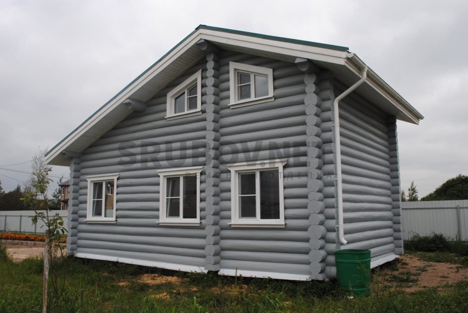 Срубовой дом серого цвета