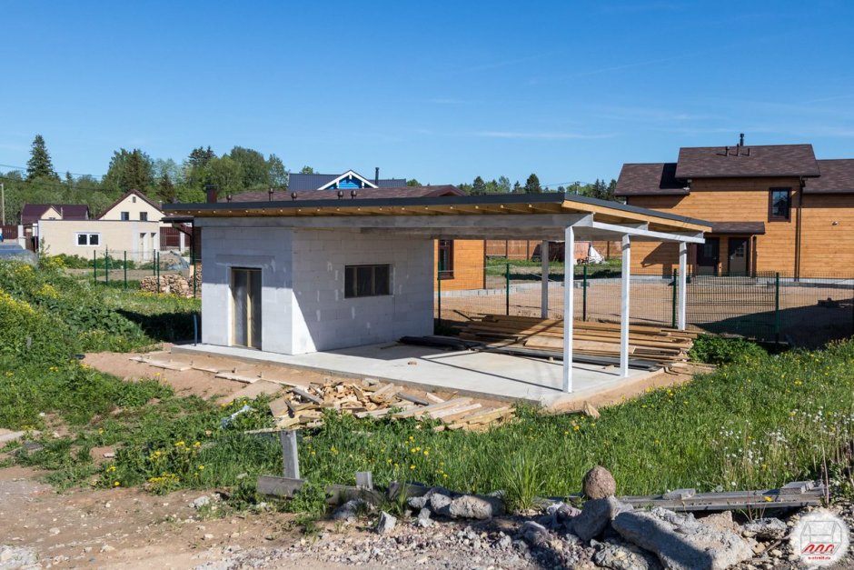 Хозблок из пеноблоков с навесом