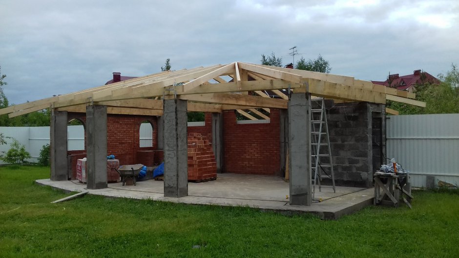 Сарай из блоков с навесом