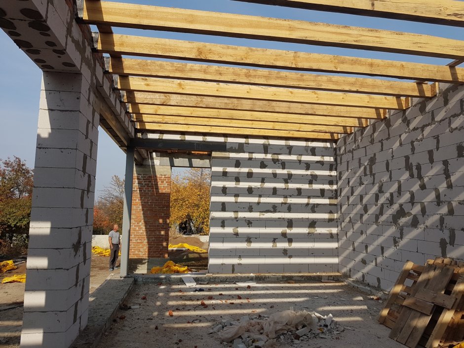 Плоская деревянная крыша на гараже