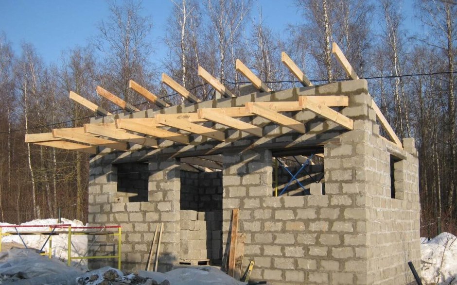 Хозблок из керамзитобетонных блоков с односкатной крышей