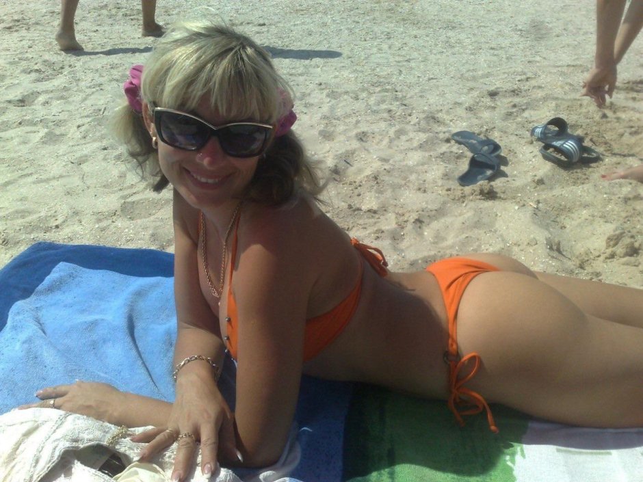 Смешные загорающие на пляже