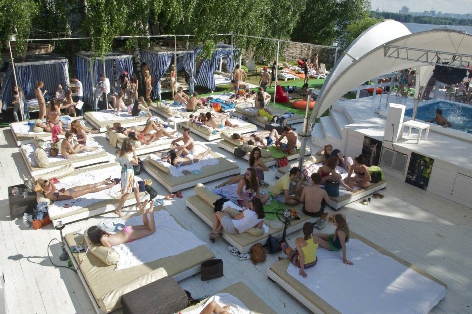 Девушки на городском пляже