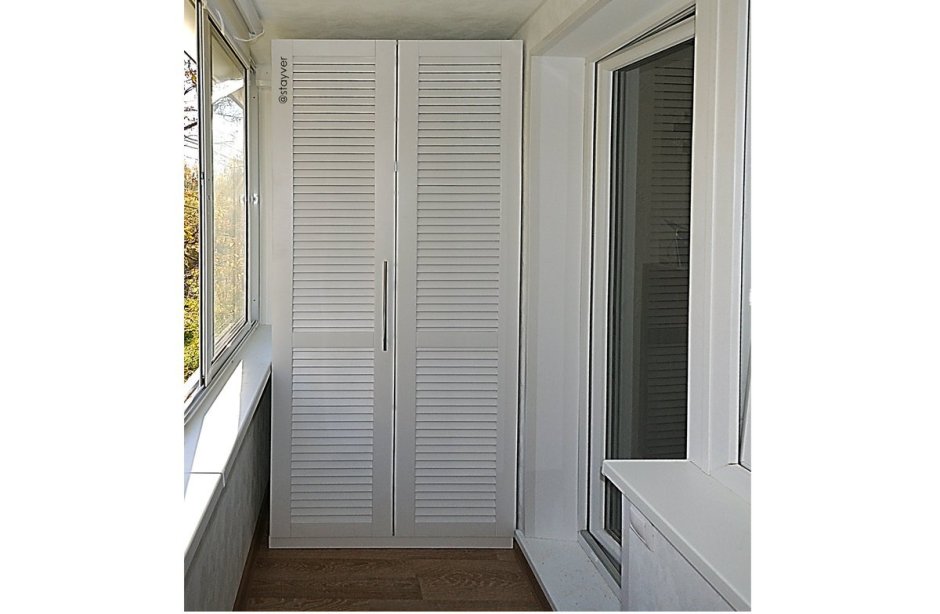 Шкаф на лоджию с жалюзийными дверцами