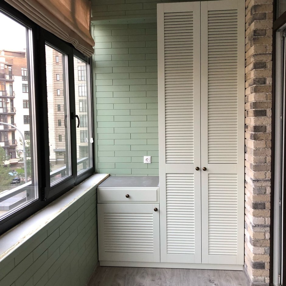 Жалюзийные двери для шкафа на балконе