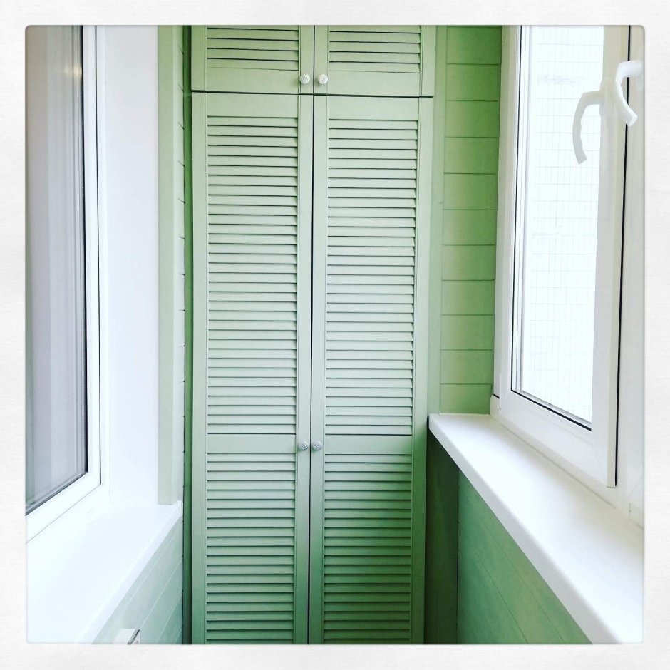 Жалюзийные двери на балконе