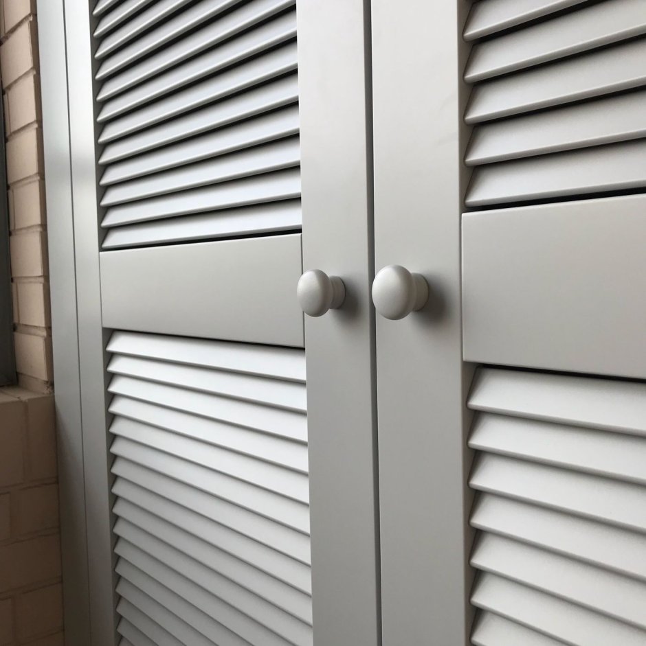 Жалюзийный шкаф на балконе