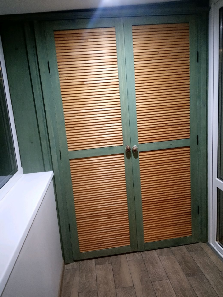 Жалюзийные двери для шкафа на лоджии