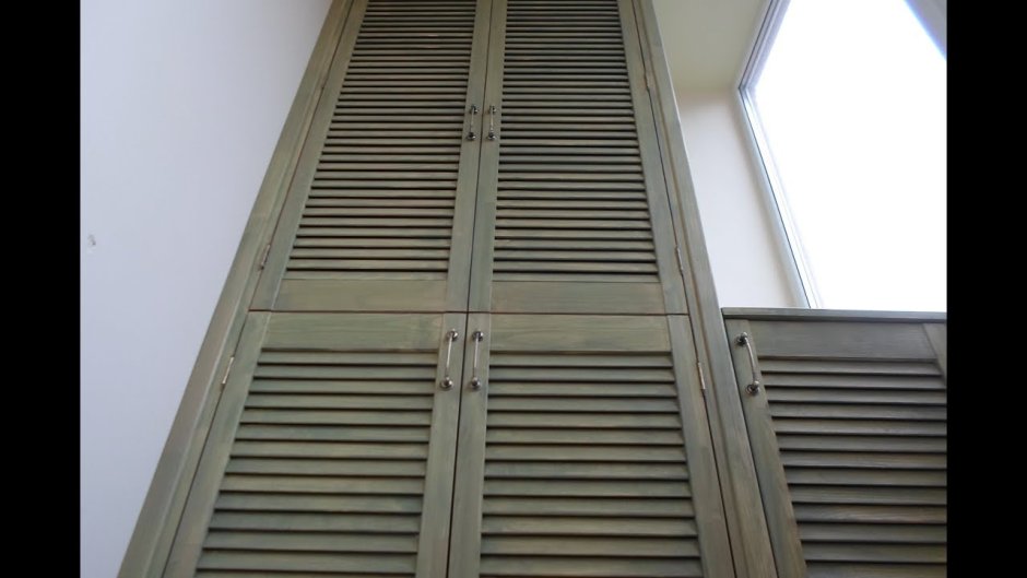 Жалюзийные двери в интерьере балкона